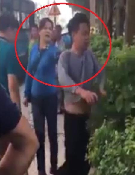 Bi sam so tren xe bus, nguoi phu nu danh ta toi ke bien thai o Ha Noi hinh anh