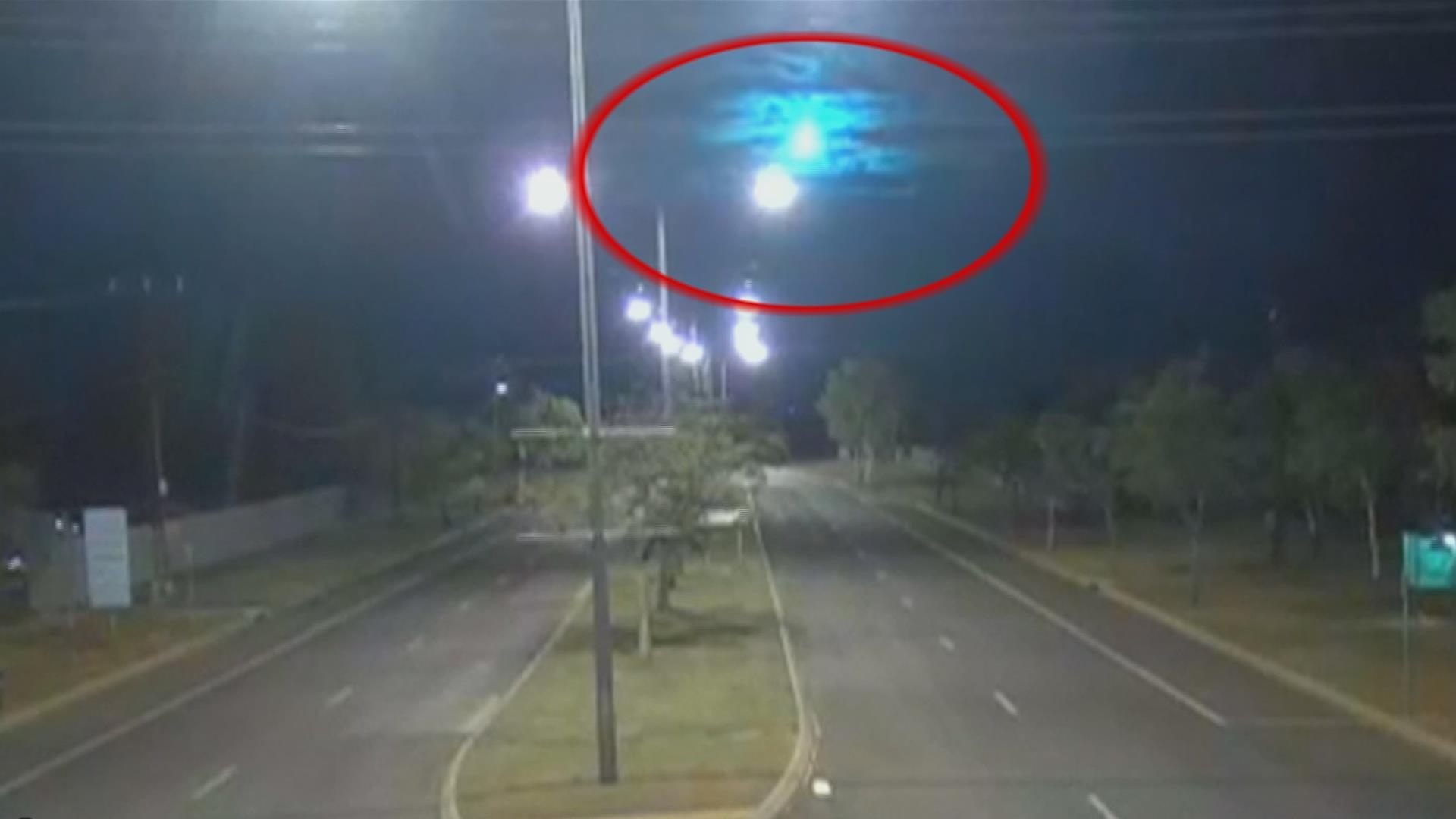 Thien thach mau xanh bi an loe sang tren bau troi o Australia hinh anh