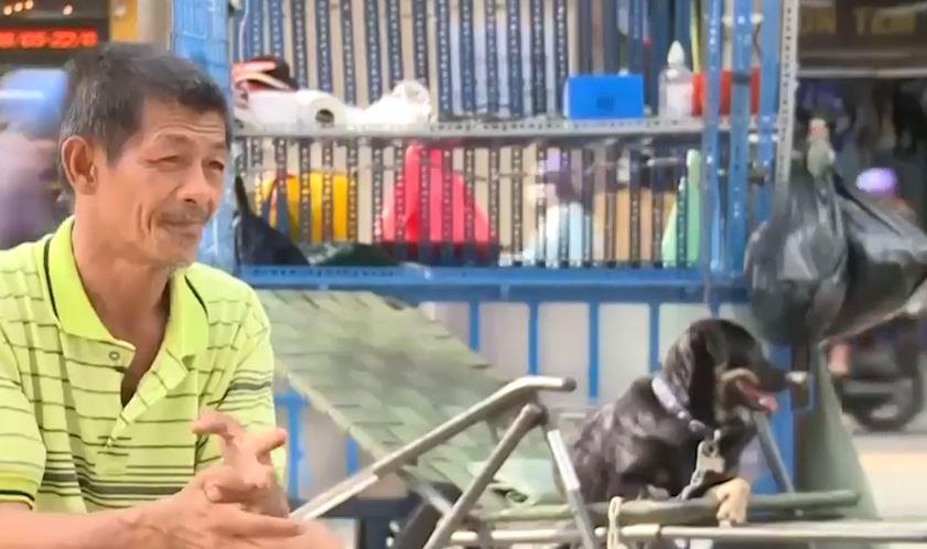 Ong lao nhat ve chai kiem tien nuoi bay cho tat nguyen hinh anh