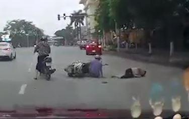 Oto lang lach dam nga xe may giua duong o Thai Binh hinh anh