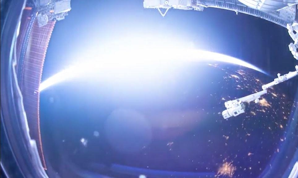 Trai Dat chuyen tu ngay sang dem voi goc nhin tu khong gian hinh anh