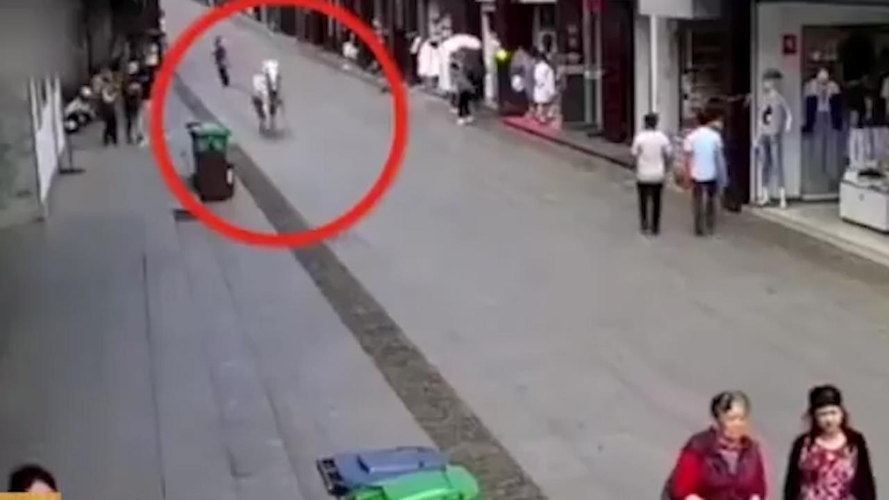 Ngua 'dao tau' khoi dam cuoi, lao dien cuong vao nguoi di bo hinh anh