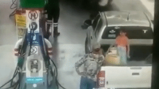 De con gai choi dua tai tram xang, hai cha con deu bi bong hinh anh