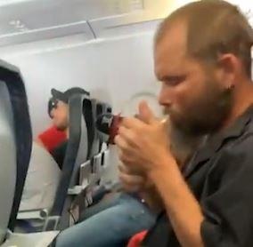 Hanh khach bi bat khi cham lua hut thuoc tren may bay o My hinh anh