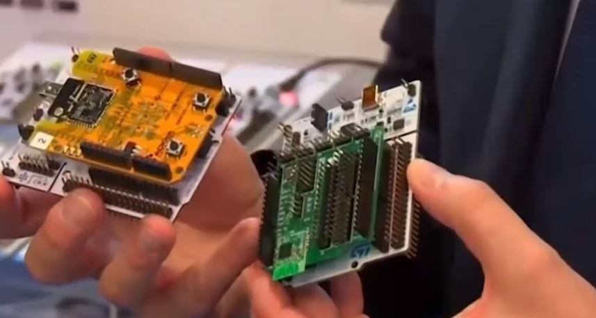 'Giai phau' chiec Huawei P30 de xem tuong quan suc manh My - Trung hinh anh