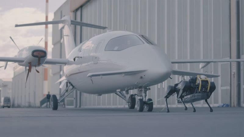 Cho robot keo may bay nang 3,3 tan o Italy hinh anh