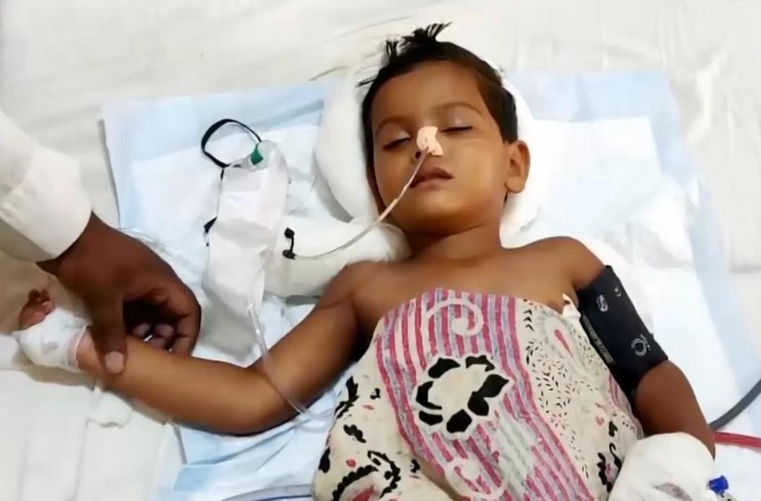 Be trai song sot than ky sau khi nga tu tang cao va bi cay sat dam qua hinh anh