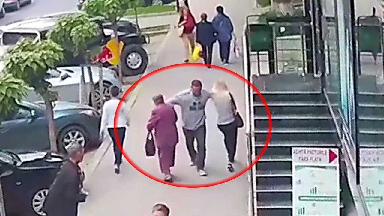 Ga say vung tay dam thang vao nguc 2 phu nu tren pho hinh anh