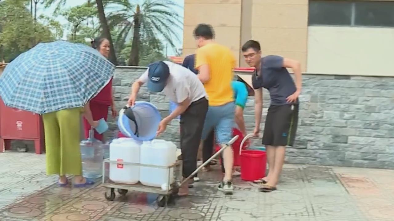 Hang nghin ho dan tai Ha Noi mat nuoc hinh anh