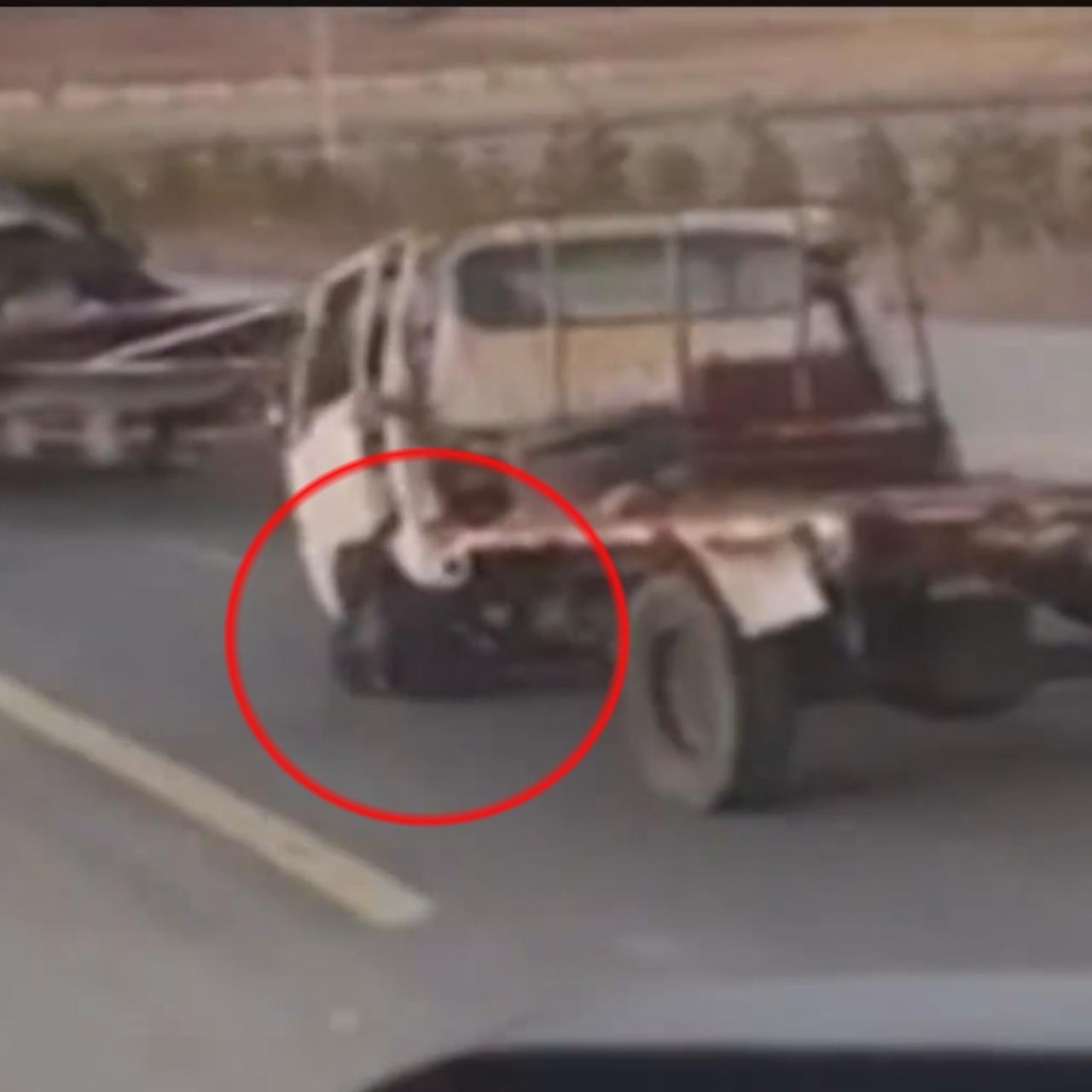 Lai thu oto hong lop hinh anh