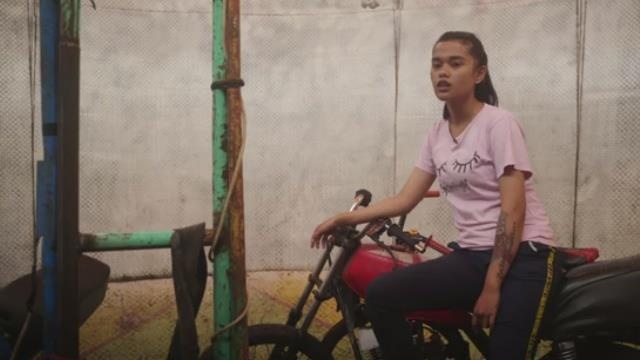 Cong chua cua 'Buc tuong tu than' voi nhung ky nang lai xe sieu viet hinh anh