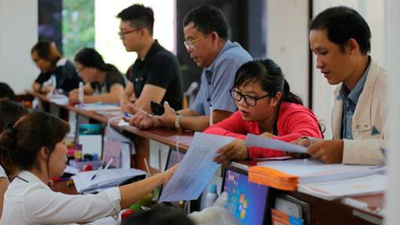 Nguoi lao dong khon kho vi bi no BHXH hinh anh