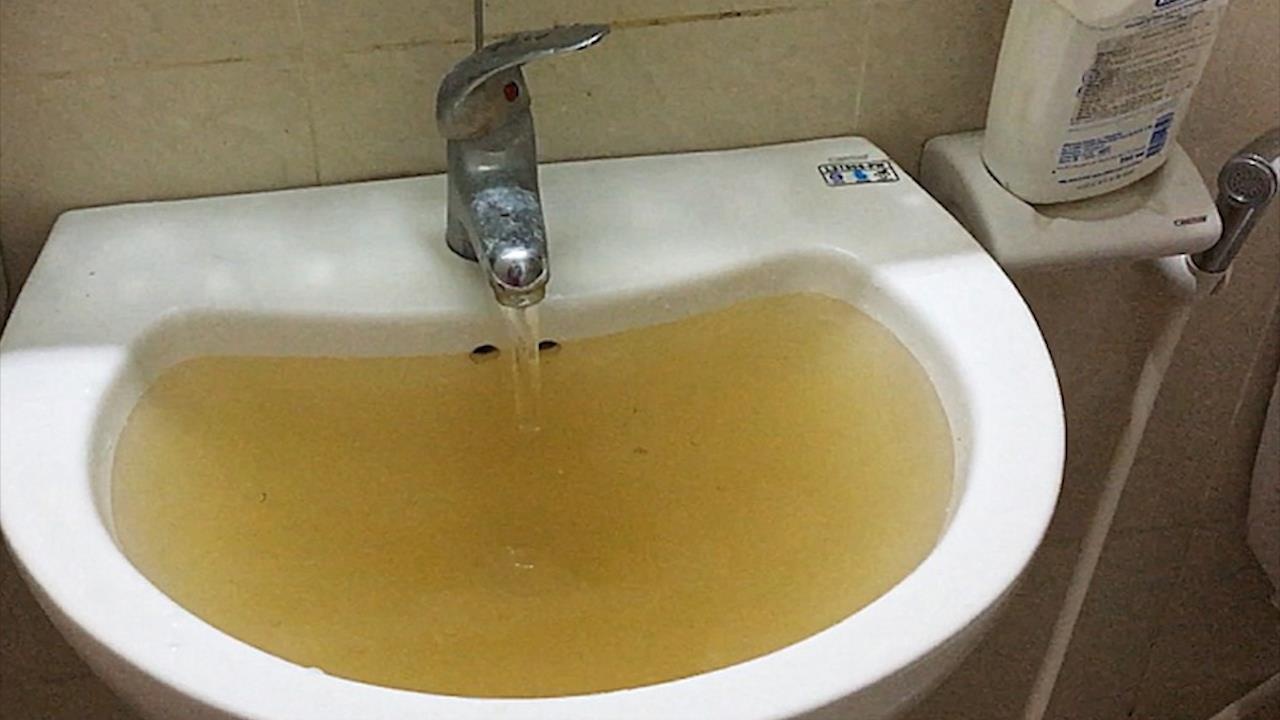 Cu dan Ha Noi buc xuc vi dung nuoc ban gia cao hinh anh