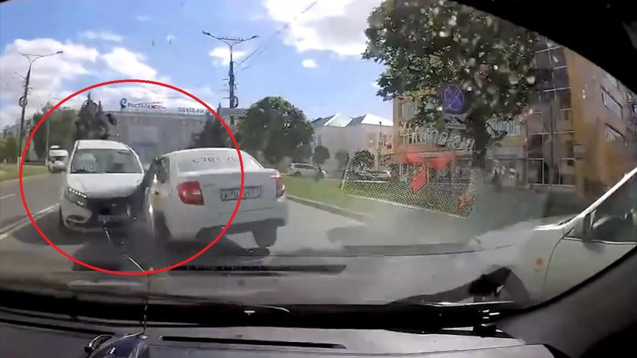 Oto om cua roi lao thang vao 3 xe khac gay tai nan hinh anh