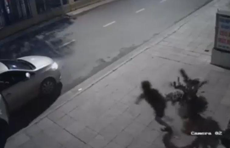 Nguoi phu nu trom chau cay khong may roi be roi bo chay hinh anh