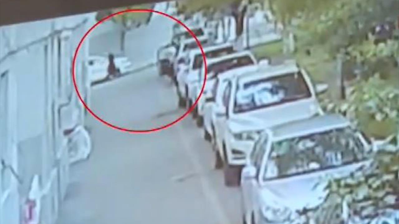 Nguoi di duong hung be trai nga tu tang 5 bang tay khong hinh anh