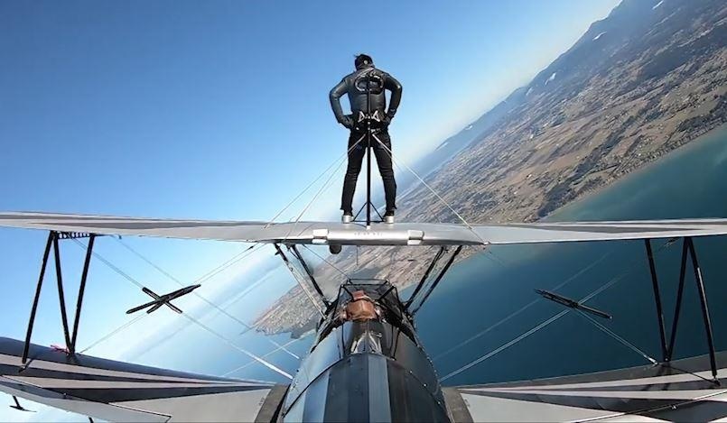 Sinh vien goc Viet di bo tren canh may bay o My hinh anh