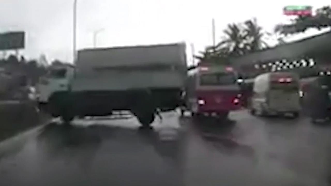 Xe tai phanh gap quay 90 do giua quoc lo hinh anh