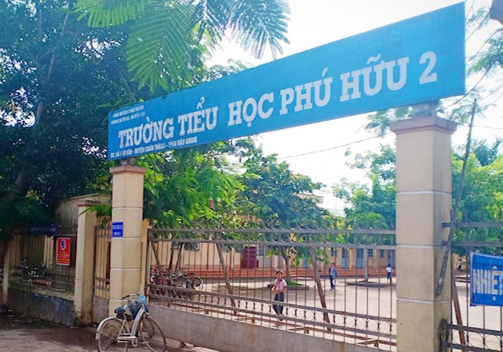Phu huynh to thay giao troi hoc sinh o Hau Giang hinh anh