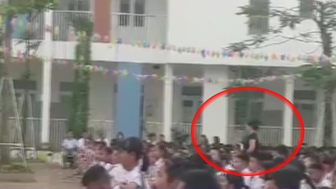 Co giao mang bau lien tuc quat mat cho hoc tro duoi san truong hinh anh