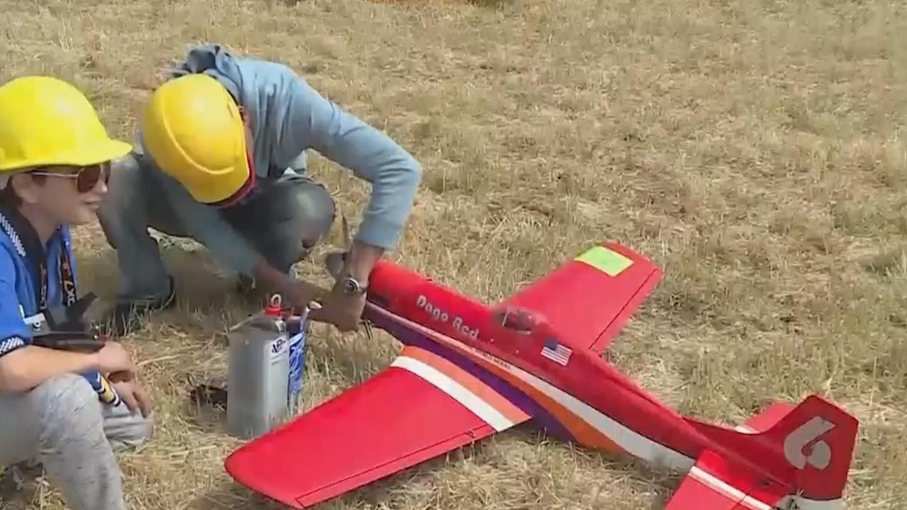 Thu choi may bay mo hinh tai My hinh anh