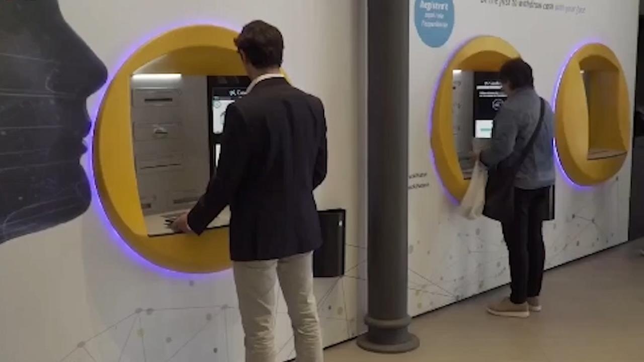 Ngan hang Italy cho phep rut tien bang nhan dien khuon mat hinh anh