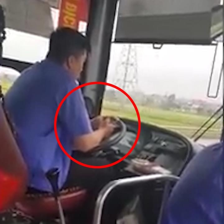 Tai xe dang lai xe buyt van nhan tin, nghich dien thoai hinh anh