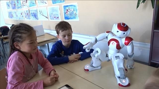 Robot day hoc co kha nang nhan dien cam xuc hinh anh