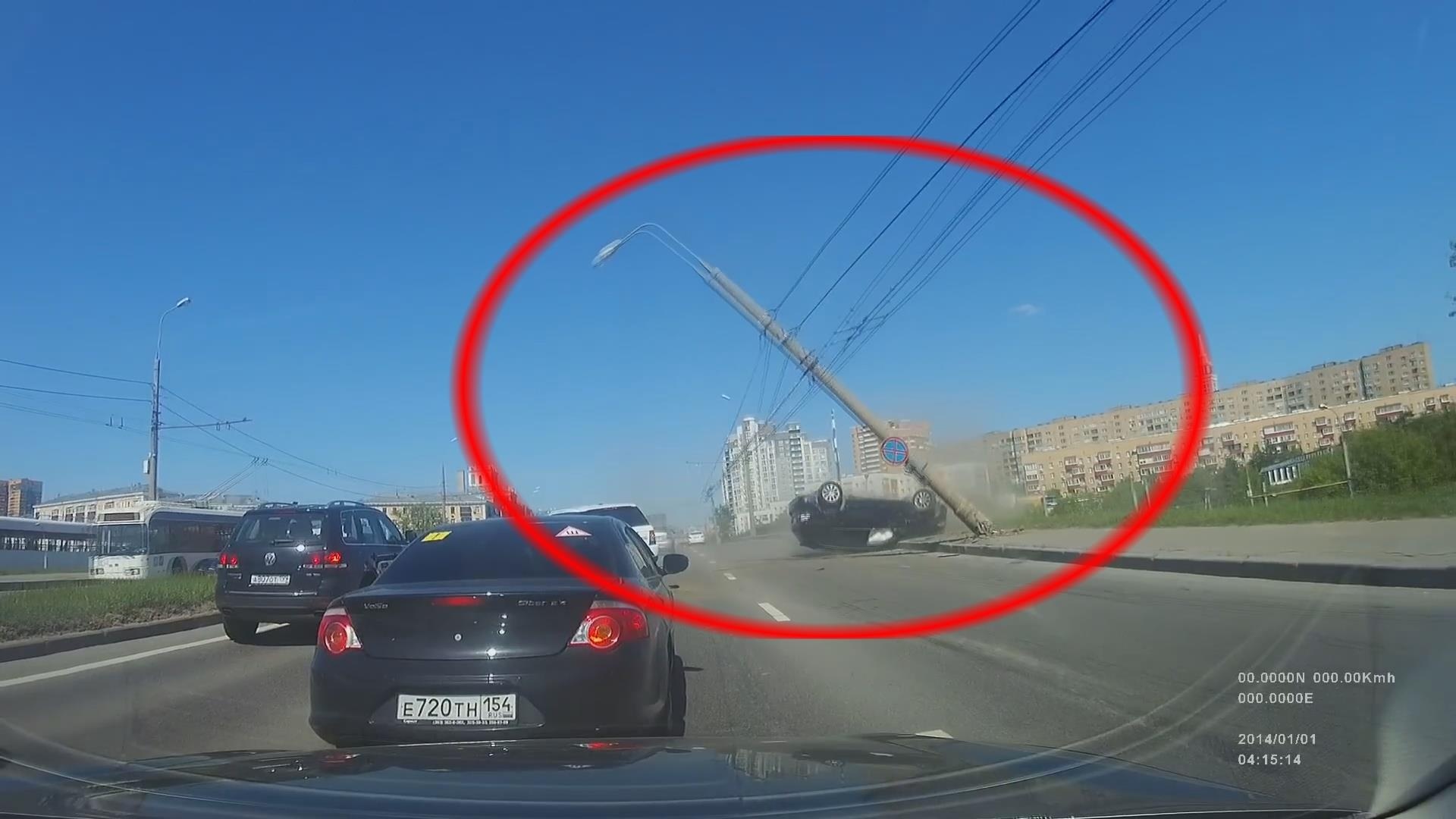 Xe oto va cham lien hoan khien cot dien do sap hinh anh