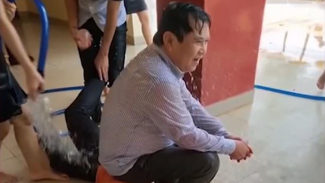 Thay hieu truong bi hoc sinh doi nuoc, keo le tren san mung tot nghiep hinh anh