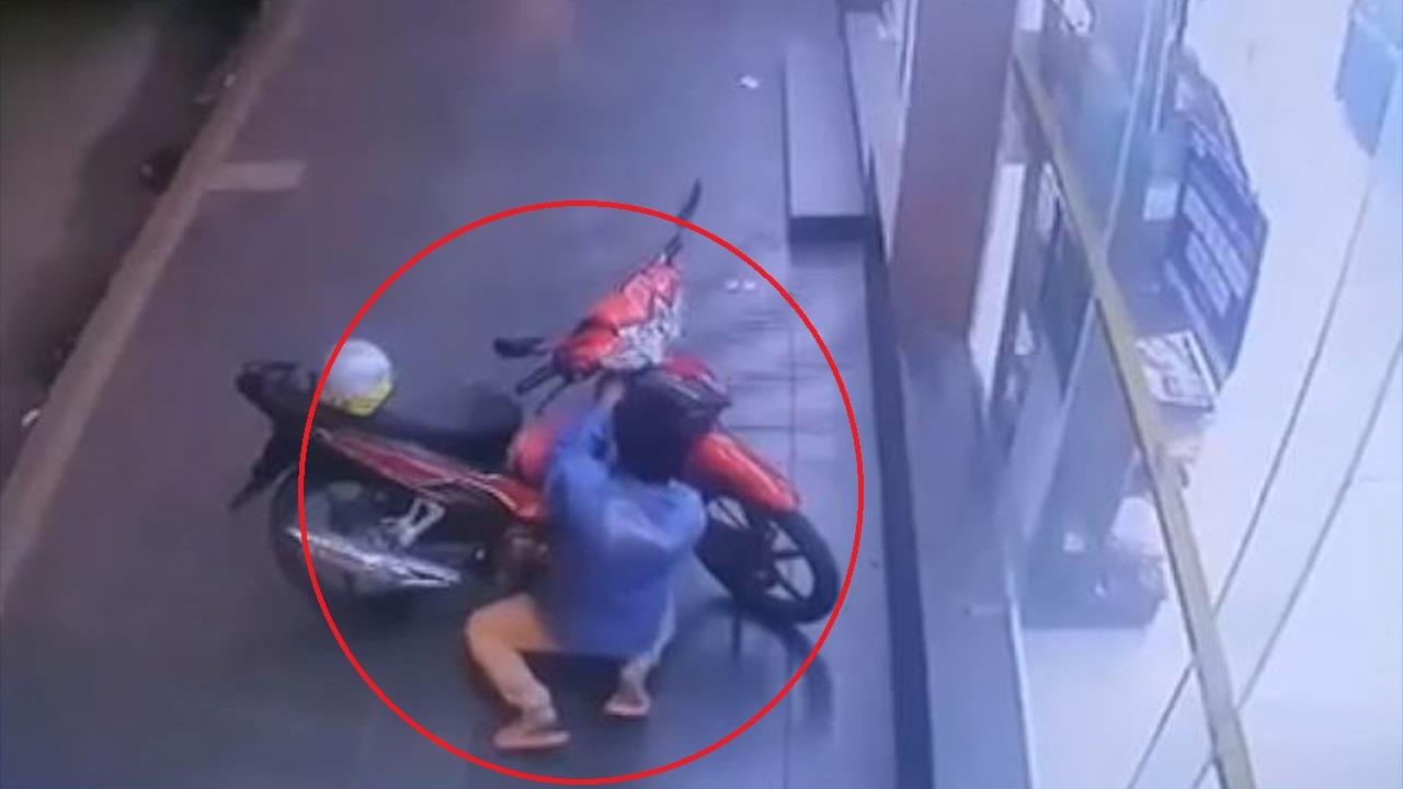 Ten trom be khoa, lay xe may chi trong 30 giay o Sai Gon hinh anh