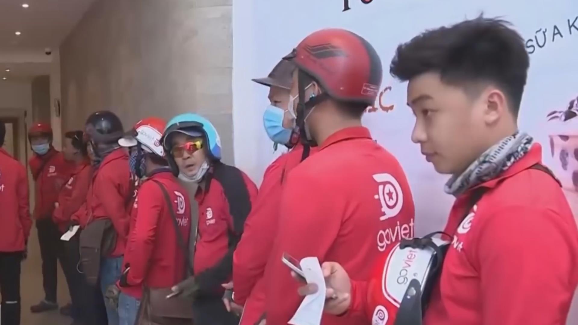 Cuoc chien giao nhan thuc an, ke o nguoi di hinh anh