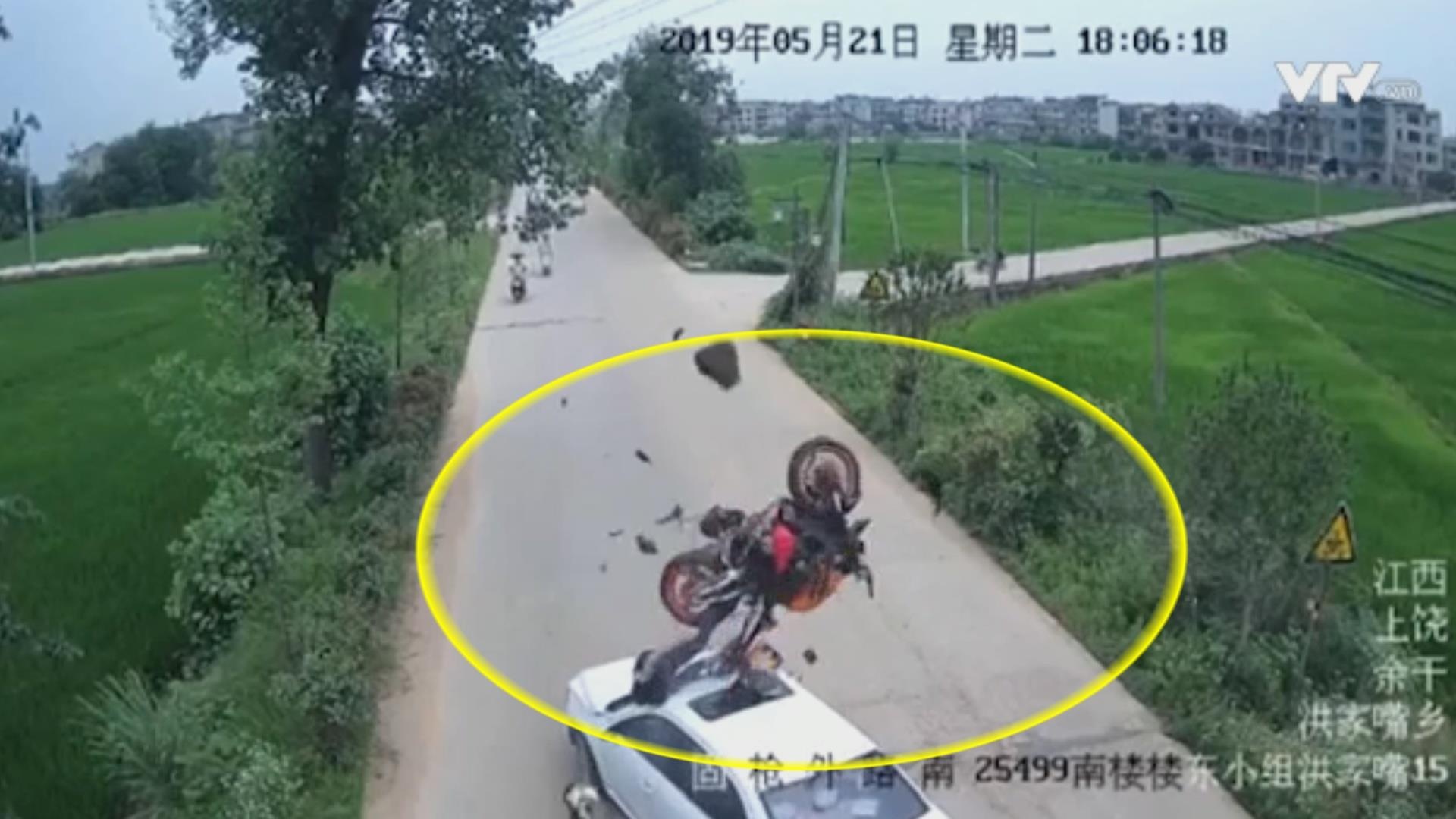 Xe may bay len khong trung sau khi dam truc dien oto hinh anh