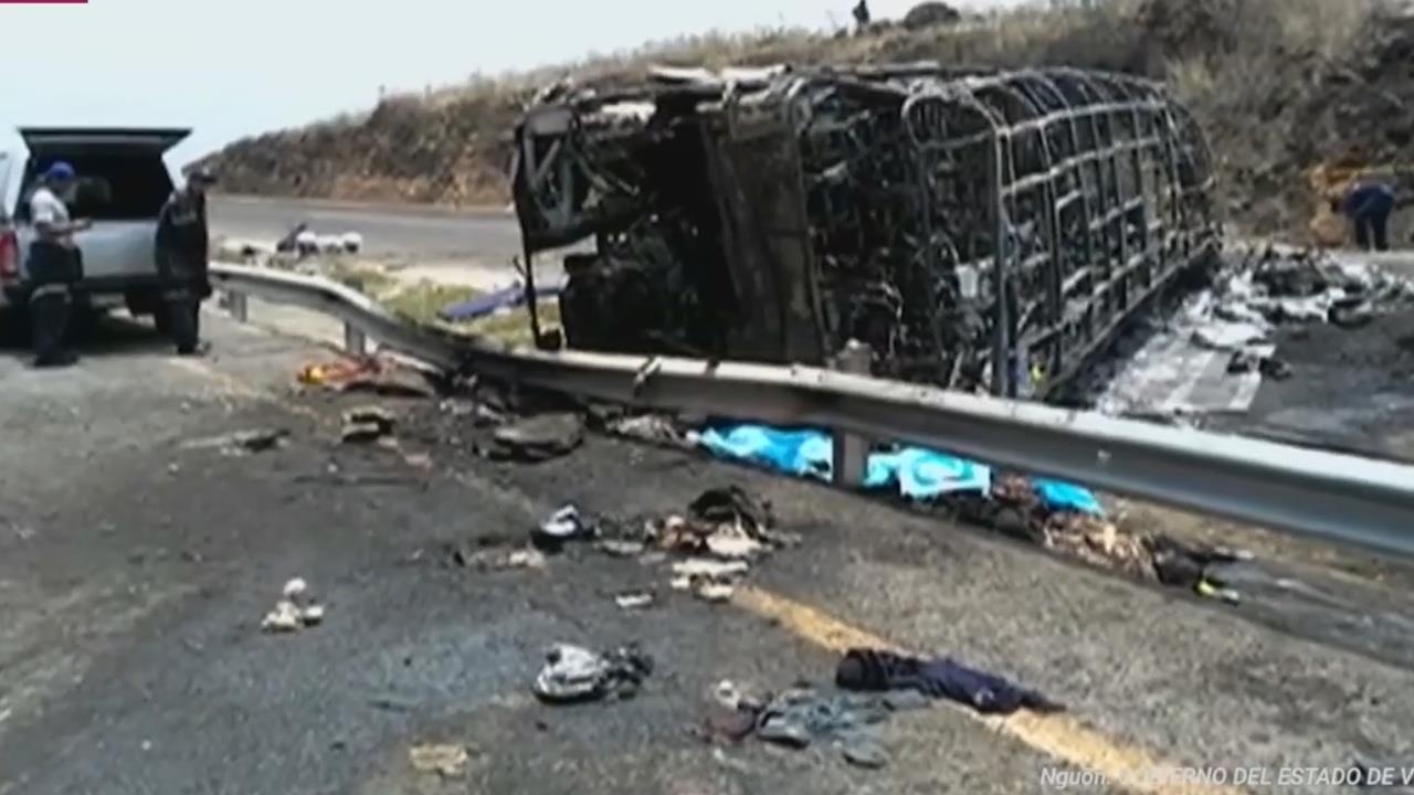 Xe buyt dau dau xe tai khien 20 nguoi chet o Mexico hinh anh