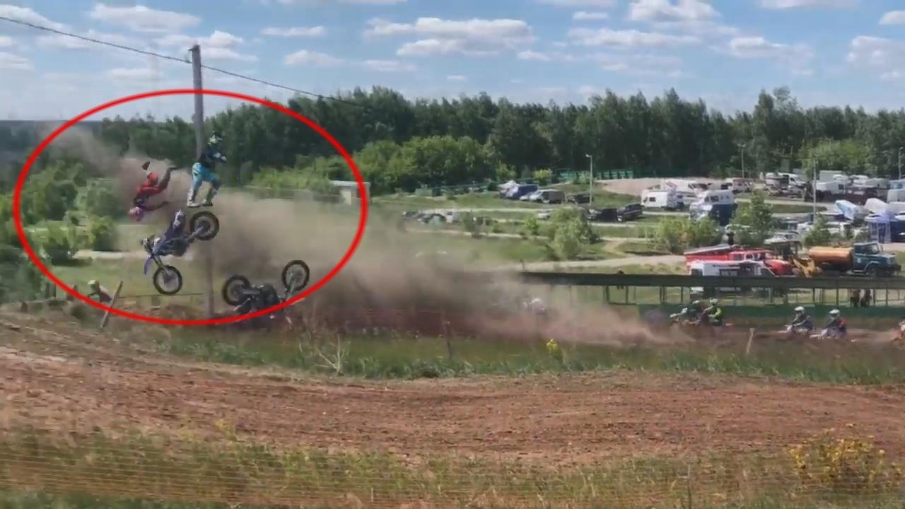 Xe tong nhau khien ca 3 tay dua bi hat tung len khong trung hinh anh