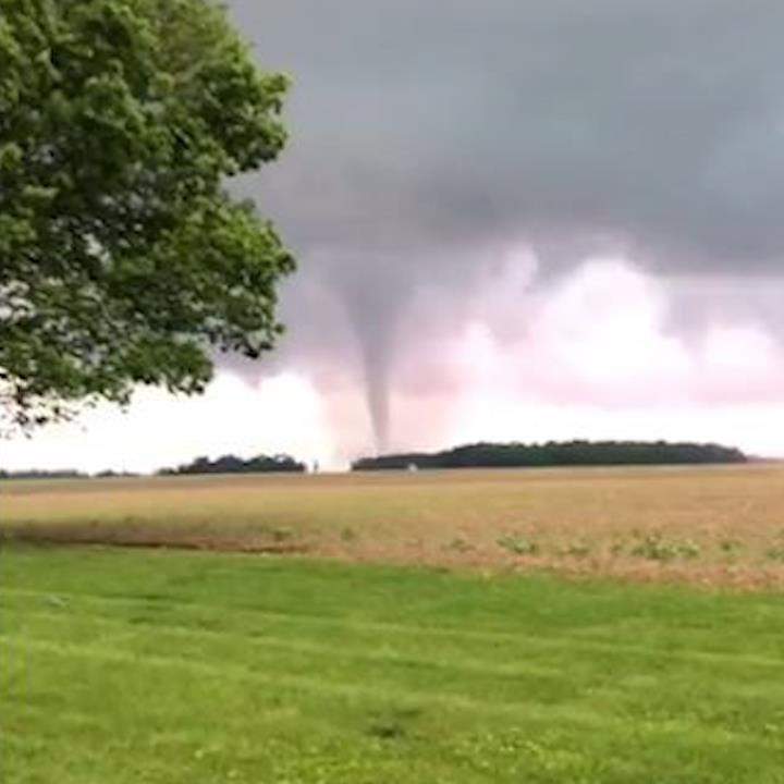 Khoanh khac loc xoay khong lo cuon tung moi thu len troi o My hinh anh