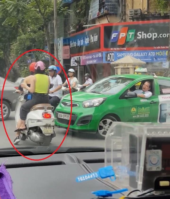 Hai co gai dung den do giua duong con doi co voi tai xe taxi hinh anh