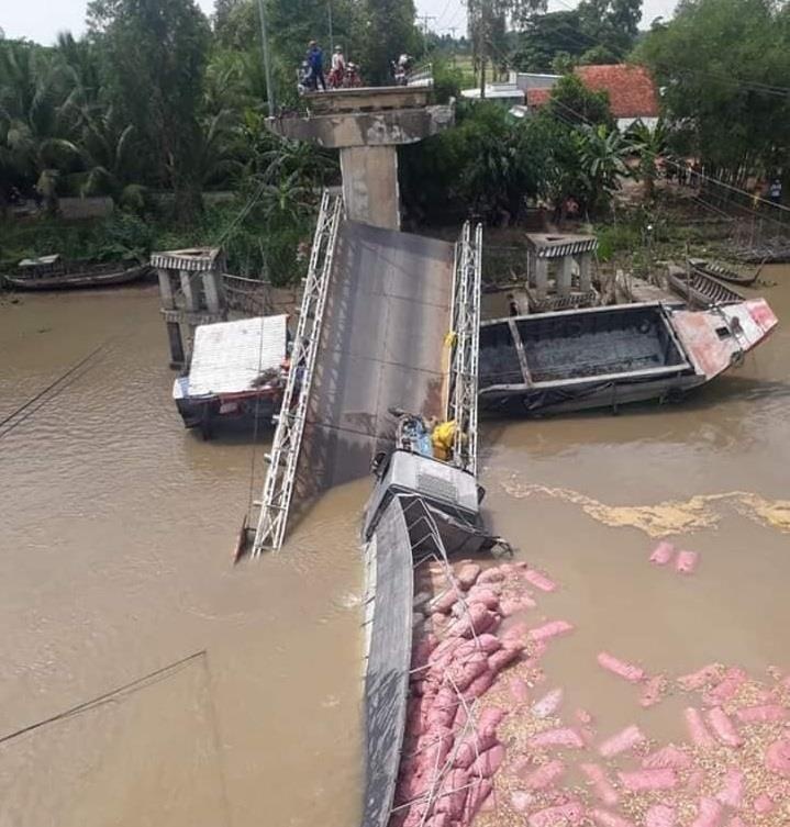 Sap cau o Dong Thap, xe tai hang chuc tan roi xuong song hinh anh