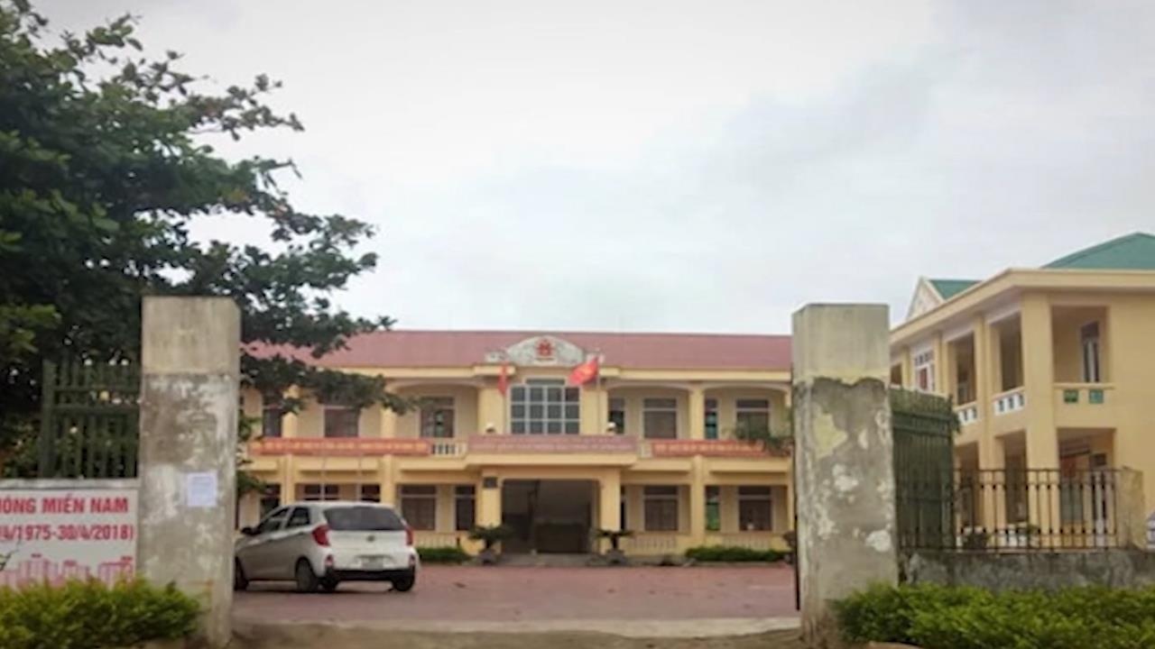 Be gai 12 tuoi bi cong an vien danh bam tim hinh anh