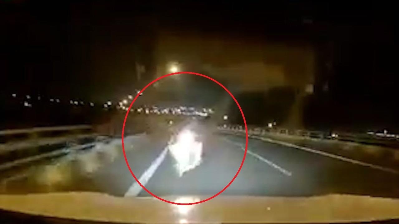 Xe may ngang nhien di nguoc chieu tren cao toc Ha Noi - Hai Phong hinh anh