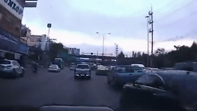 Oto dien huc xe ban tai lan vong hinh anh