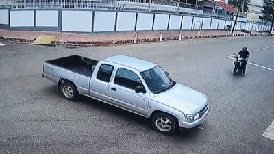 Di xe may phong nhanh roi ha canh tren thung ban tai hinh anh