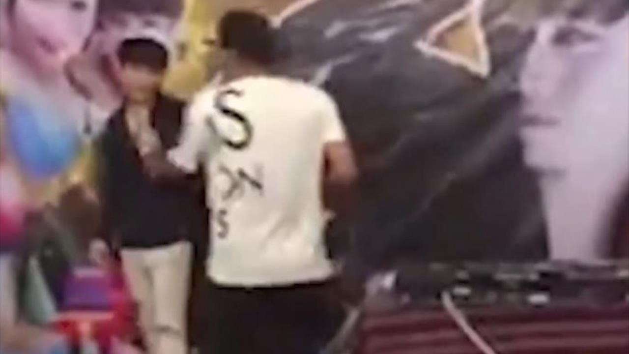 Nam ca si dan canh bi danh de mong noi tieng? hinh anh