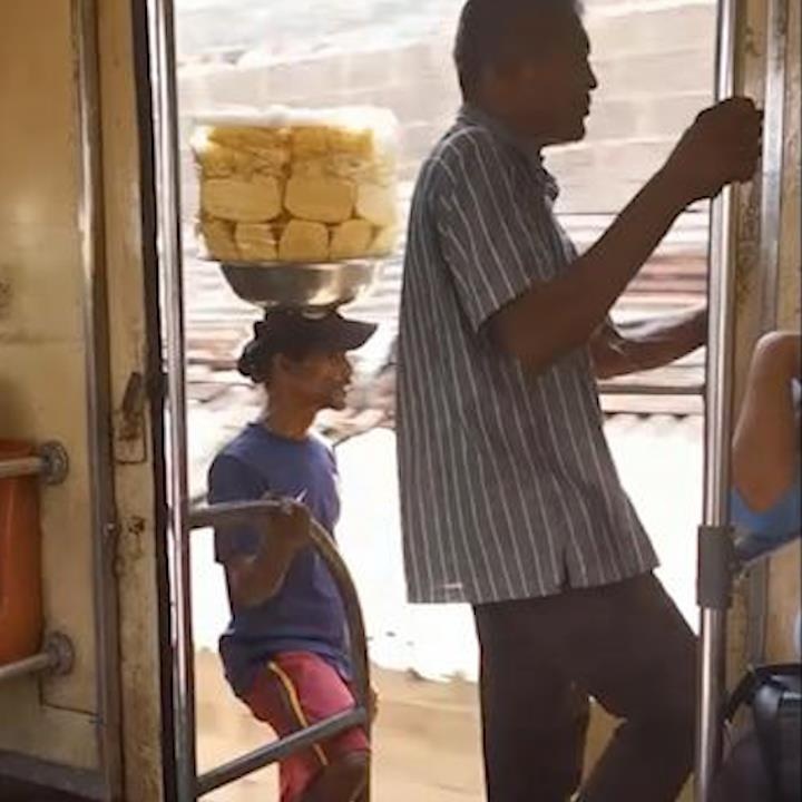 Nguoi ban hang 'lam xiec' doi ca mam hang tren xe lua chay nhanh hinh anh