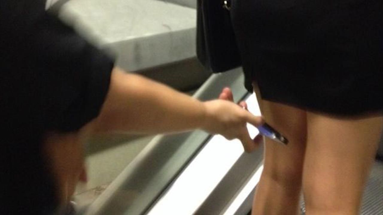 Quay len duoi vay cua nu hanh khach, ke bien thai bi phat tien hinh anh