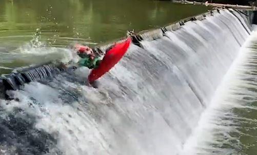 Cheo thuyen kayak nhay lon vong qua con dap o My hinh anh