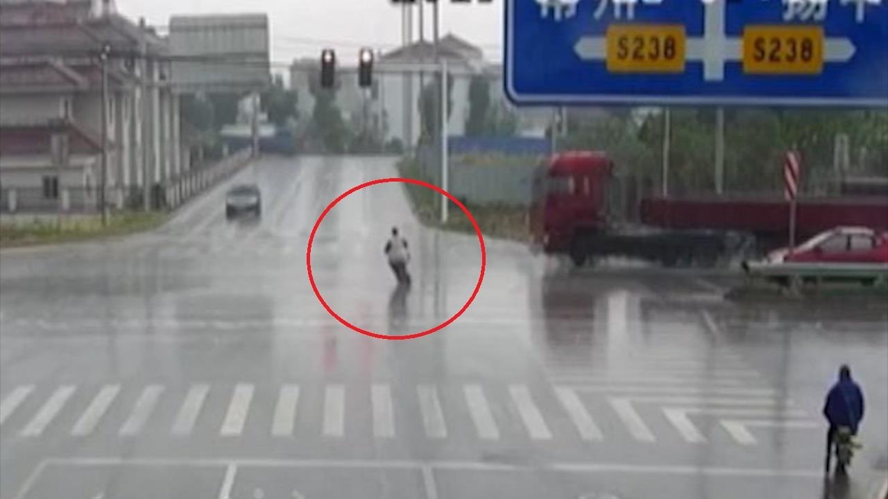 Vuot den do, tai xe xe dien lao vao container suyt chet hinh anh