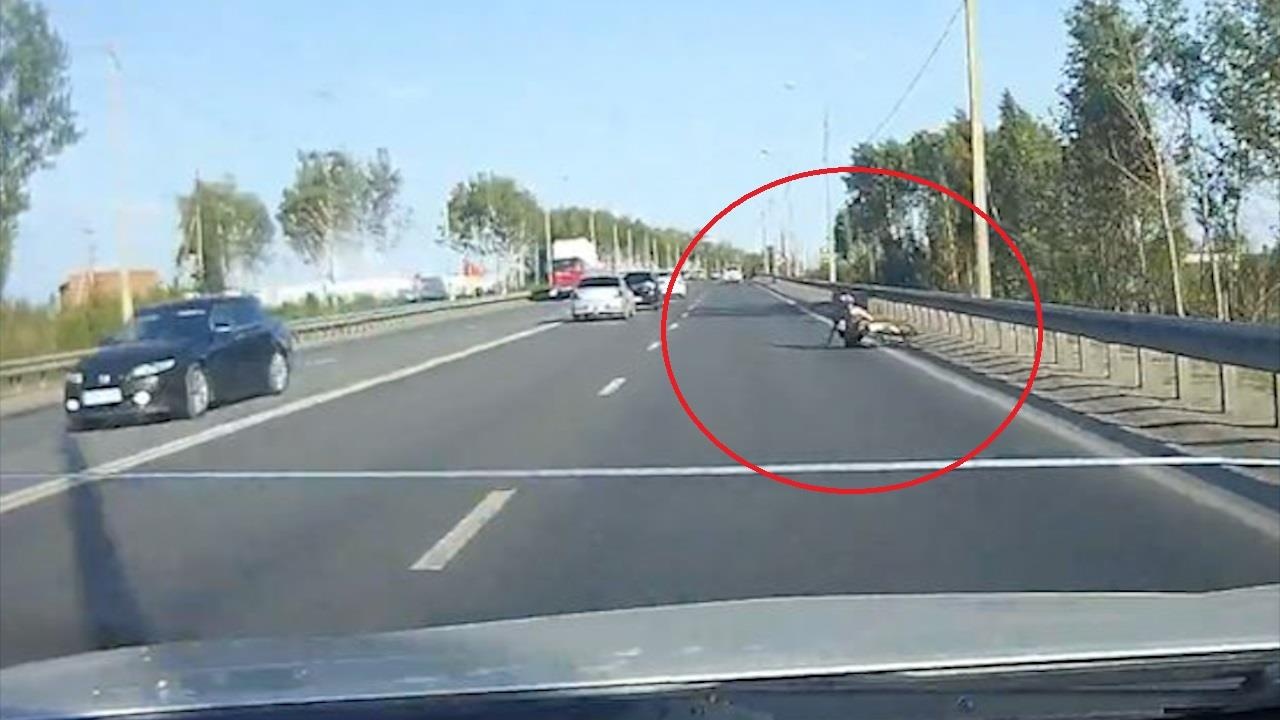 Dot ngot nga ra duong, tai xe suyt bi oto tong hinh anh