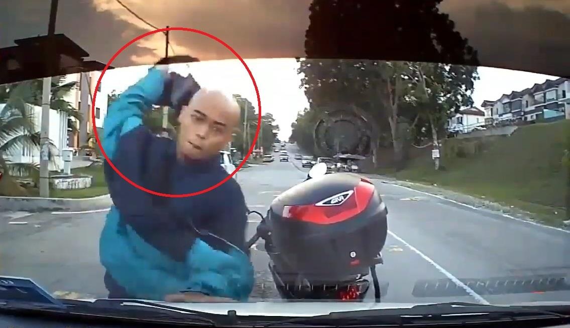 Bi bam coi, tai xe dung mu bao hiem dap vo kinh oto hinh anh