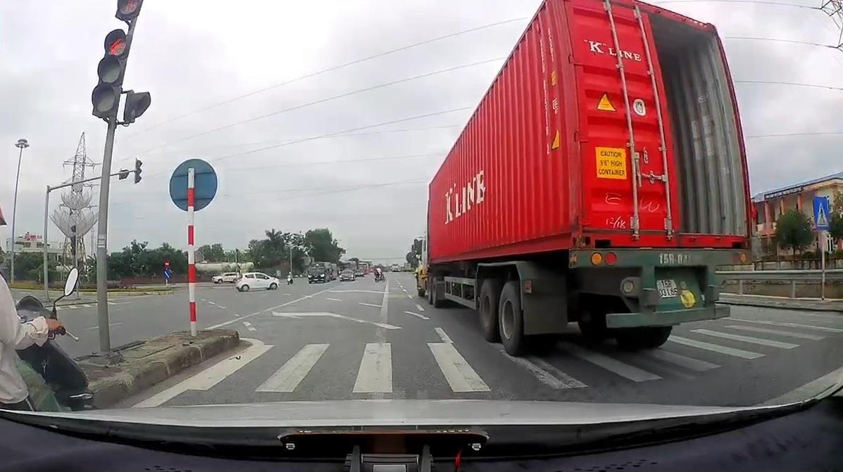 Xe container vuot den do ngay giao lo gay buc xuc hinh anh
